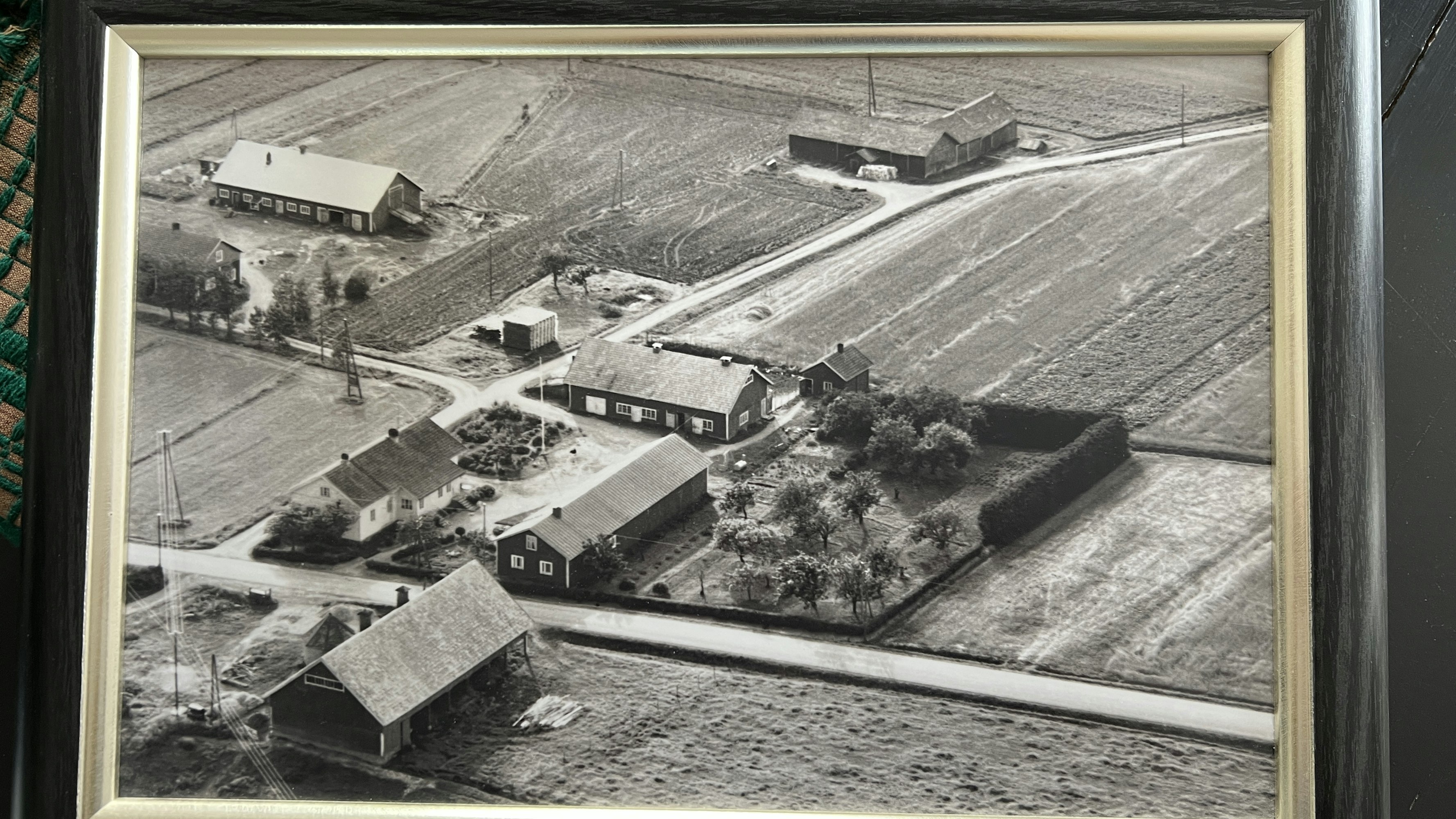 Ari Vilén tilasi muutama vuosi sitten toisenkin kuvan Suomen Ilmakuva Oy:ltä. Tämä on vuodelta 1966 ja siinä näkyy pihapiiri ja rakennukset eri suunnasta kuvattuna kuin 1950-luvun taulussa.