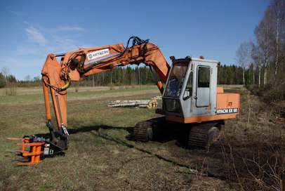 Hitachi UH varustettuna KX280 -energiakouralla. Tämä kouramalli toimii hyvin kuuden tonnin painoisessa koneessa. 
