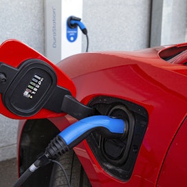 Sähköautoilla ei pystytä vuoden 2030 liikennetavoitteita hoitamaan, vaan tarvitaan rutkasti biopolttoaineita.