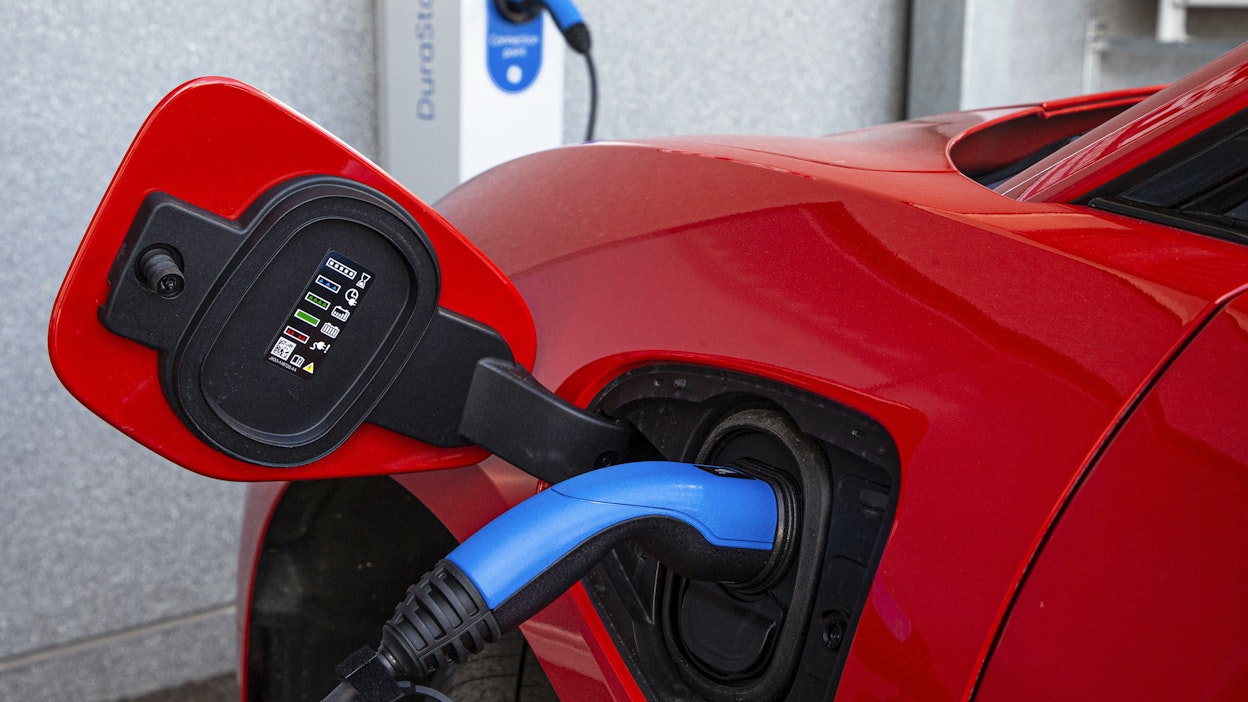 Sähköautoilla ei pystytä vuoden 2030 liikennetavoitteita hoitamaan, vaan tarvitaan rutkasti biopolttoaineita.