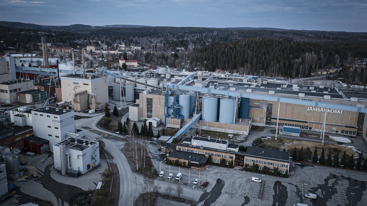 112 päivää kestänyt lakko UPM:n paperitehtailla loppui ja niin loppuu aavemainen hiljaisuus UPM:n Jämsänkosken paperitehtaalla. Perjantai-iltana iltavuoron alkamisaikaan lakon loppuminen ei vielä näkynyt.