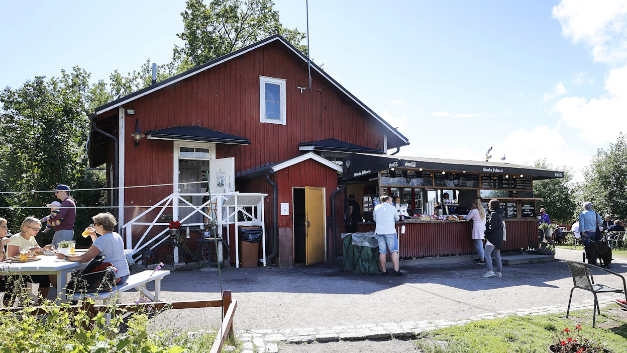 Haltialan tilan eläimet saavat ison osan rehuistaan Helsingin pelloilta. Arkistokuva.