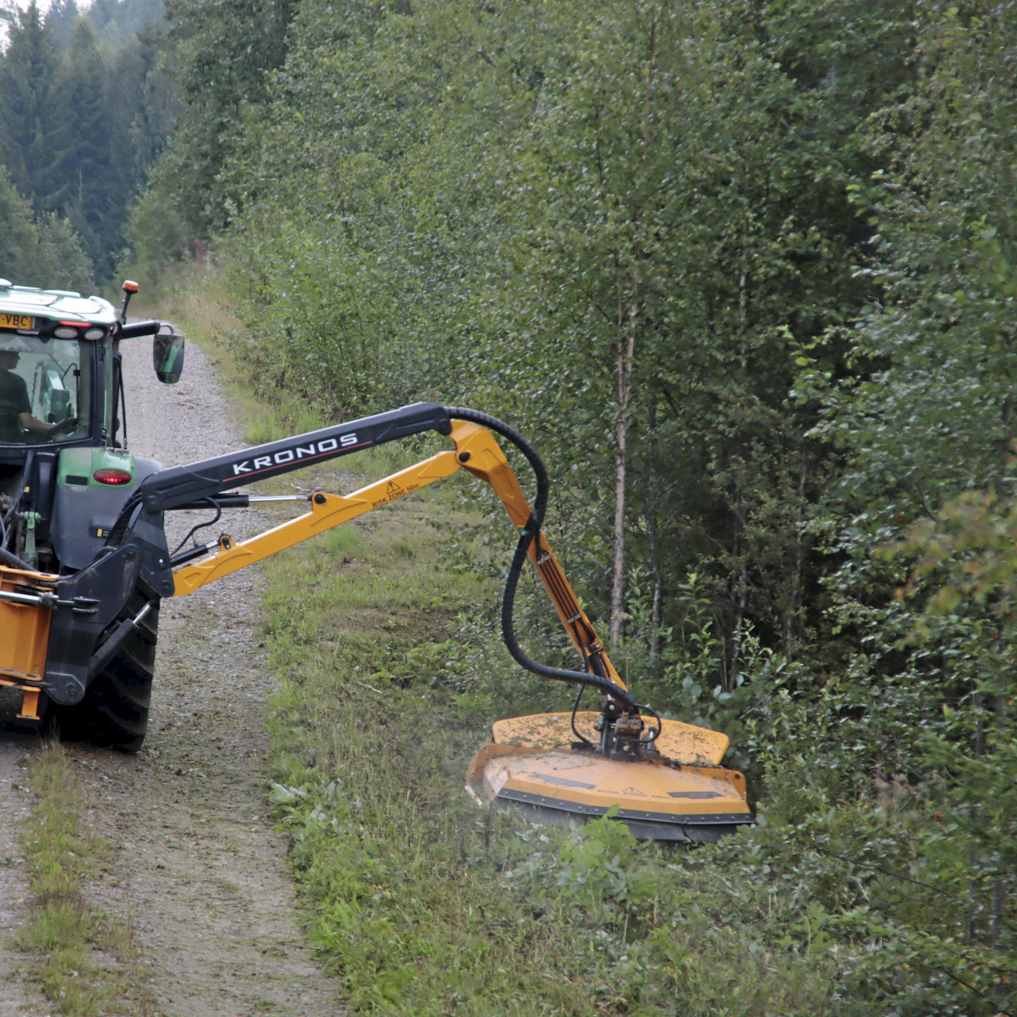 Kronos Extendo tarjoaa piennarmurskaimeen verrattuna paremman ulottuvuuden ja vapaammat liikeradat leikkuupäälle. Leikkuupää sijoittuu myös paremmin kuljettajan näkökenttään. Ratkaisu on toteutettavissa vain leikkuupään hydraulisella pyörityksellä.
