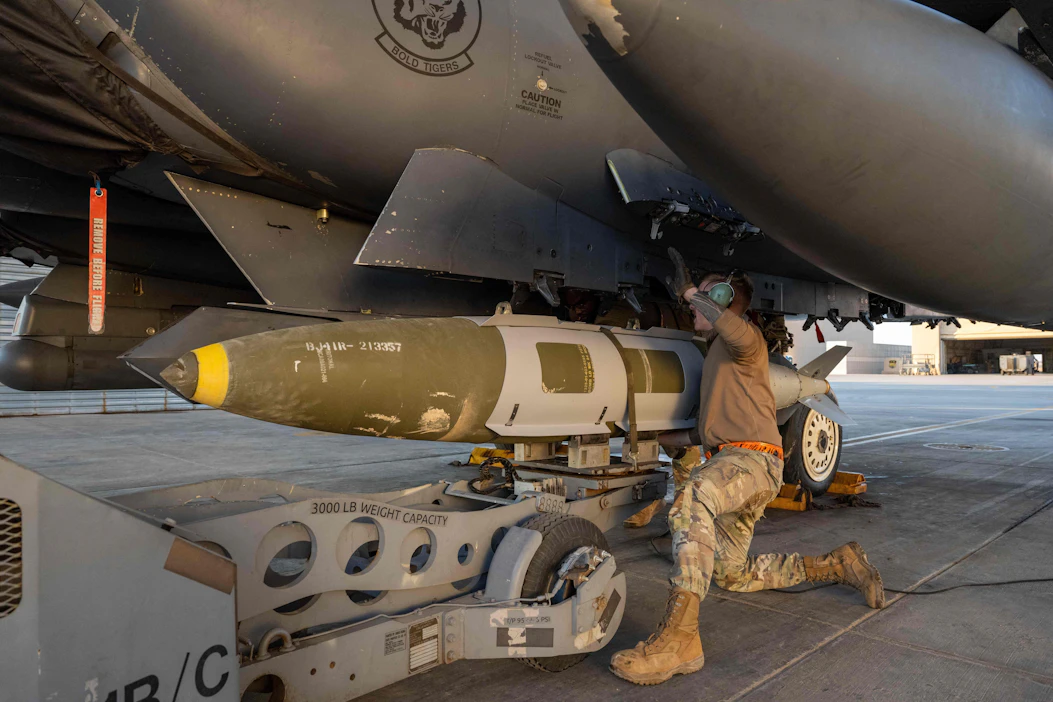 Yhdysvaltain asevoimien perjantaina julkaisemassa kuvassa sotilas kiinnitti ammuksia F-15E Strike Eagle -hävittäjään. LEHTIKUVA/AFP/Yhdysvaltain asevoimat.