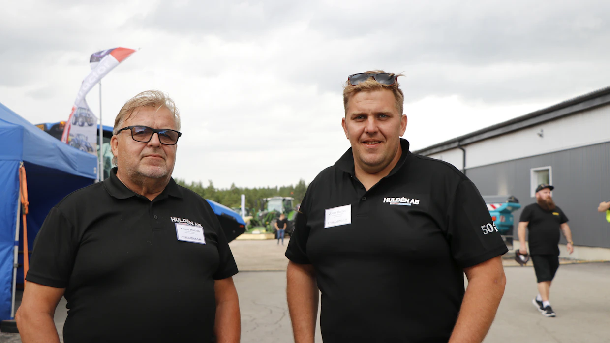 Maatilapäivien yksi tarkoitus oli antaa lähiseudun asukkaille mahdollisuus tutustua tilaan, kertoo Jonas Huldén (oik.). Vieressä tilan pitkäaikainen johtaja Krister Huldén.