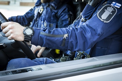 Poliisi selvittelee koiran puremaksi joutuneen naisen kuolinsyytä Siuntiossa. 