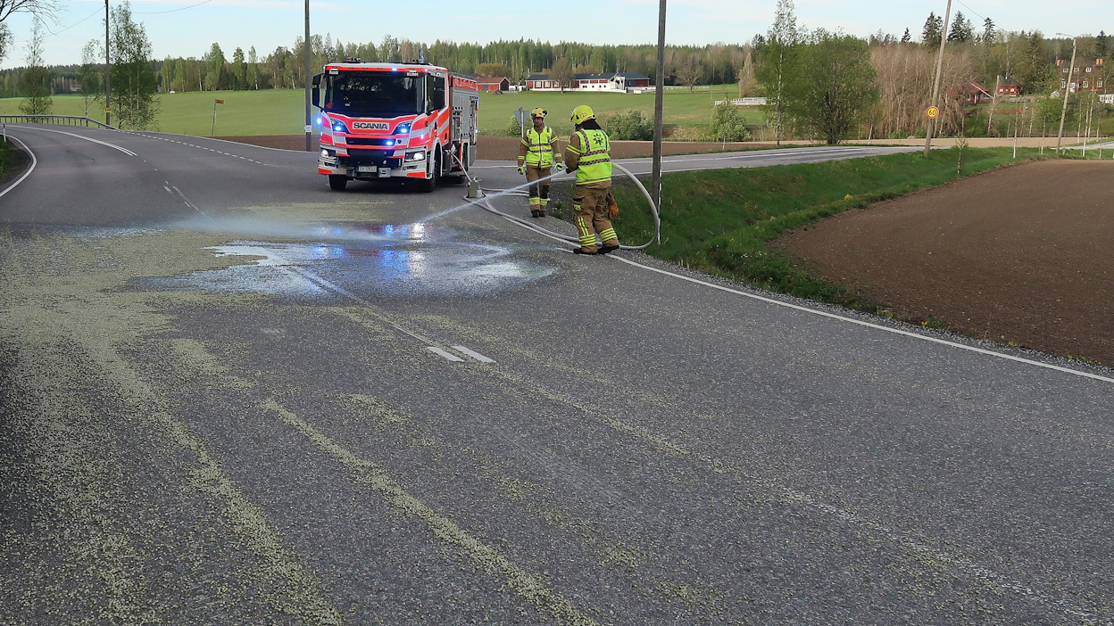 Pelastuslaitos suihkutti suurimman osan ajoväylän herneistä pois perinteisellä vesisuihkulla.