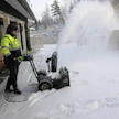 Egopower+ on kaksivaihelinko, jossa ruuvi työntää lumen varsinaiselle heittosiivikolle.