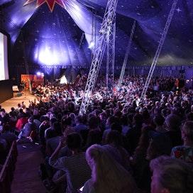 Kuva on kesän 2019 Sodankylän elokuvajuhlilta. Iso teltta on ääriään myöten täynnä ennen mykkäelokuvan alkua.