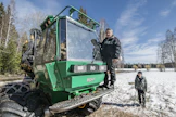 Metsäkoneyrittäjä Erkki Rinne on ajanut Norcar-ajokoneensa mittariin yli 77 000 tuntia. Tavoitteena on 100 000 tuntia ja lukeman saavuttamisessa on  tyttärenpoika Leo, 11, luvannut auttaa.