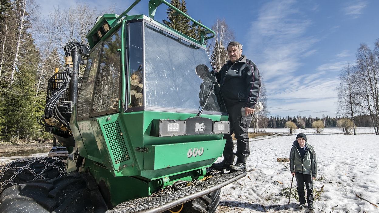 Metsäkoneyrittäjä Erkki Rinne on ajanut Norcar-ajokoneensa mittariin yli 77 000 tuntia. Tavoitteena on 100 000 tuntia ja lukeman saavuttamisessa on  tyttärenpoika Leo, 11, luvannut auttaa.