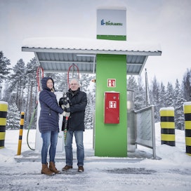 Lievestuoreen Lämpö Oy:n toimitusjohtaja Heidi Petroff ja hallituksen puheenjohtaja Tuomo Auer avasivat uuden biokaasuautojen tankkausaseman Lievestuoreelle marraskuun lopussa.