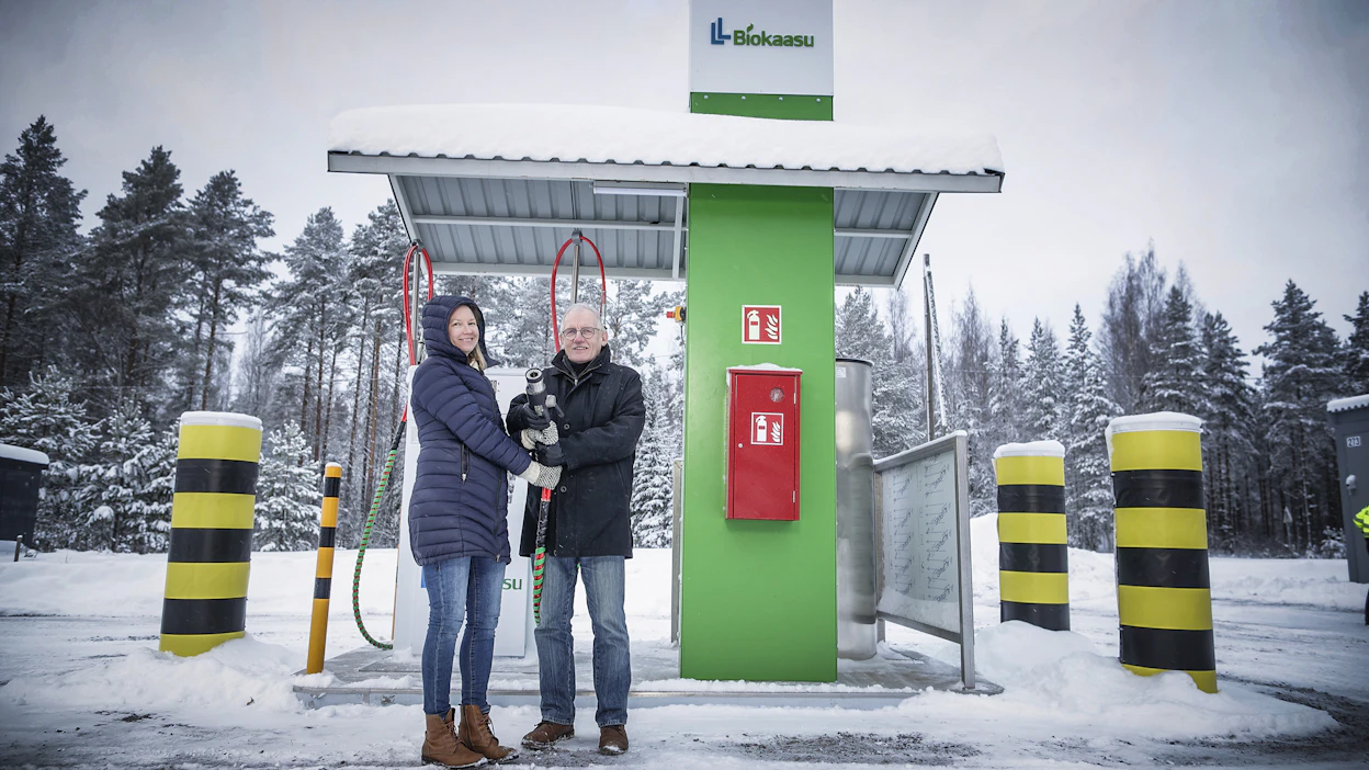 Lievestuoreen Lämpö Oy:n toimitusjohtaja Heidi Petroff ja hallituksen puheenjohtaja Tuomo Auer avasivat uuden biokaasuautojen tankkausaseman Lievestuoreelle marraskuun lopussa.