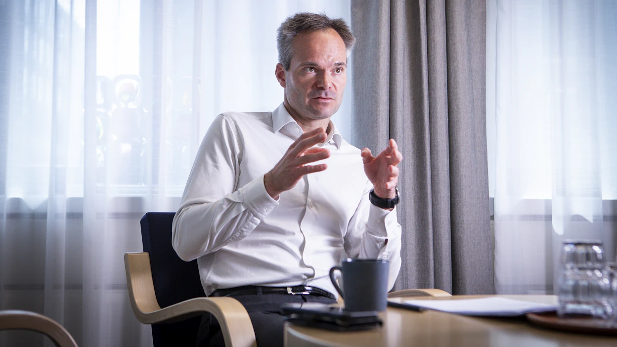 Kai Mykkänen kertoo suojelutoimien pääpainopisteen olevan valtion luonnontilaisissa metsissä.
