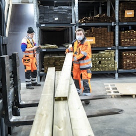 Ruotsissa jotkut kauppaketjut alensivat painekyllästetyn puutavaran hintoja jo toukokuussa. Jouni Seppänen (vas.) ja Tomi Lähteenmäki kokosivat painekyllästettyä puutavaraa asiakkaalle Stark Olarinluomassa Espoossa huhtikuussa.