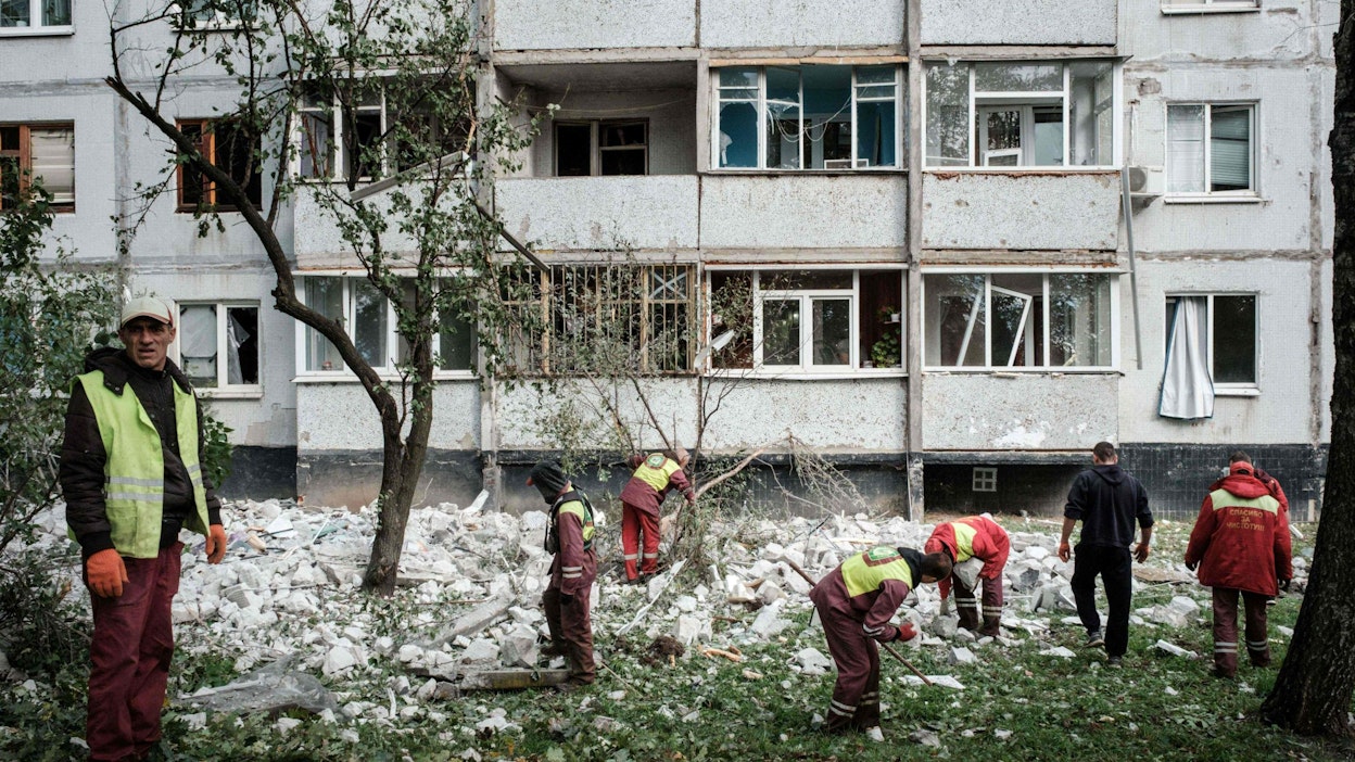Asuinrakennukseen osuneen ohjusiskun jälkiä siivottiin Ukrainan Harkovassa keskiviikkona. LEHTIKUVA/AFP. 