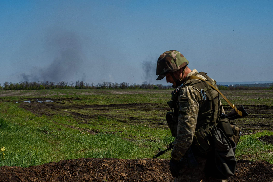 Ukrainalaisen Bahmutin kaupungin hallinnasta on taisteltu kuukausikaupalla. Ukrainalainen sotilas katseli etulinjasta nousevaa savua toukokuun alussa.