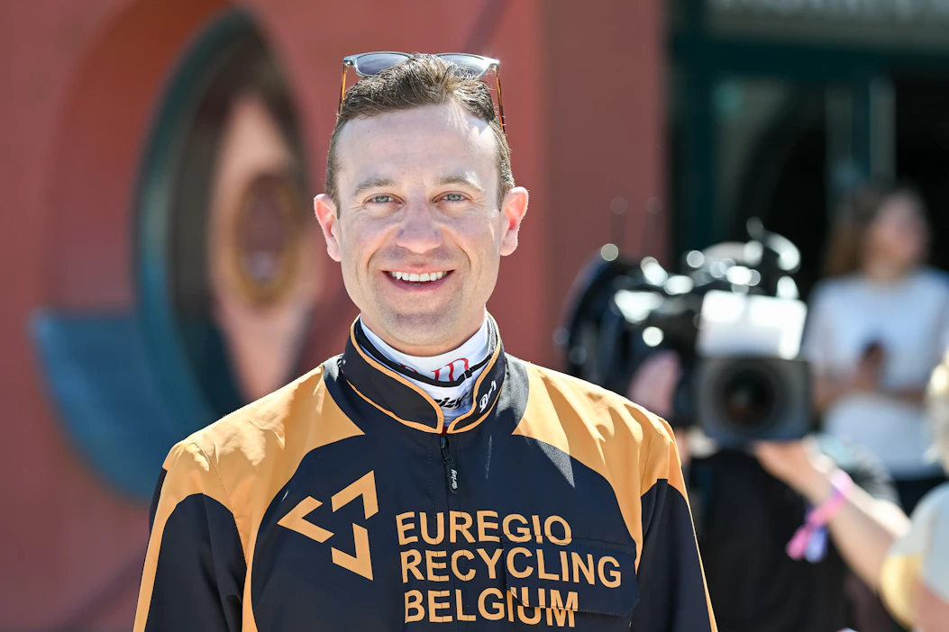 Dexter Dunn nautti Solvallan tunnelmasta täysin siemauksin. Tässä Dunn kuvattuna Elitloppet-ajokkinsa Gio Cashin omistajaväreissä.