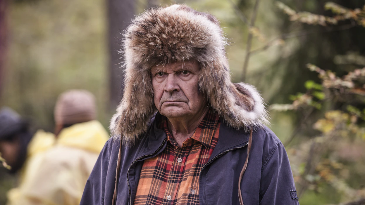 Varttunut äreänoloinen herra karvalakki päässään, tuttu ääni ja tutut kasvot. Heikki Kinnunenhan se siinä.