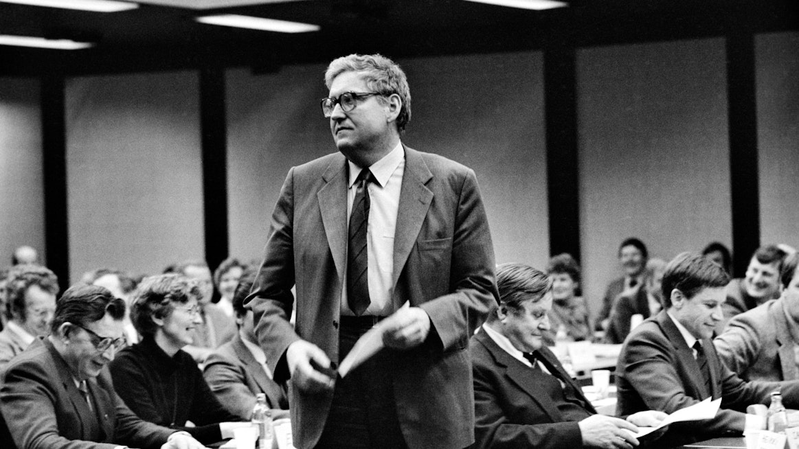 MTK:n puheenjohtaja Heikki Haavisto valtuuskunnan kokouksessa 26. maaliskuuta 1986 .