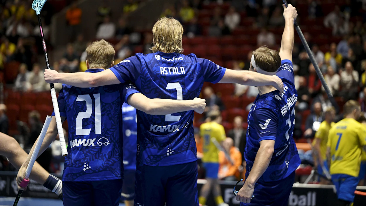 Suomen Heikki Iiskola (21), Aaro Astala ja Justus Kainulainen iloitsevat Malmössä voitokkaassa Ruotsi-ottelussa. LEHTIKUVA / ANTTI AIMO-KOIVISTO.