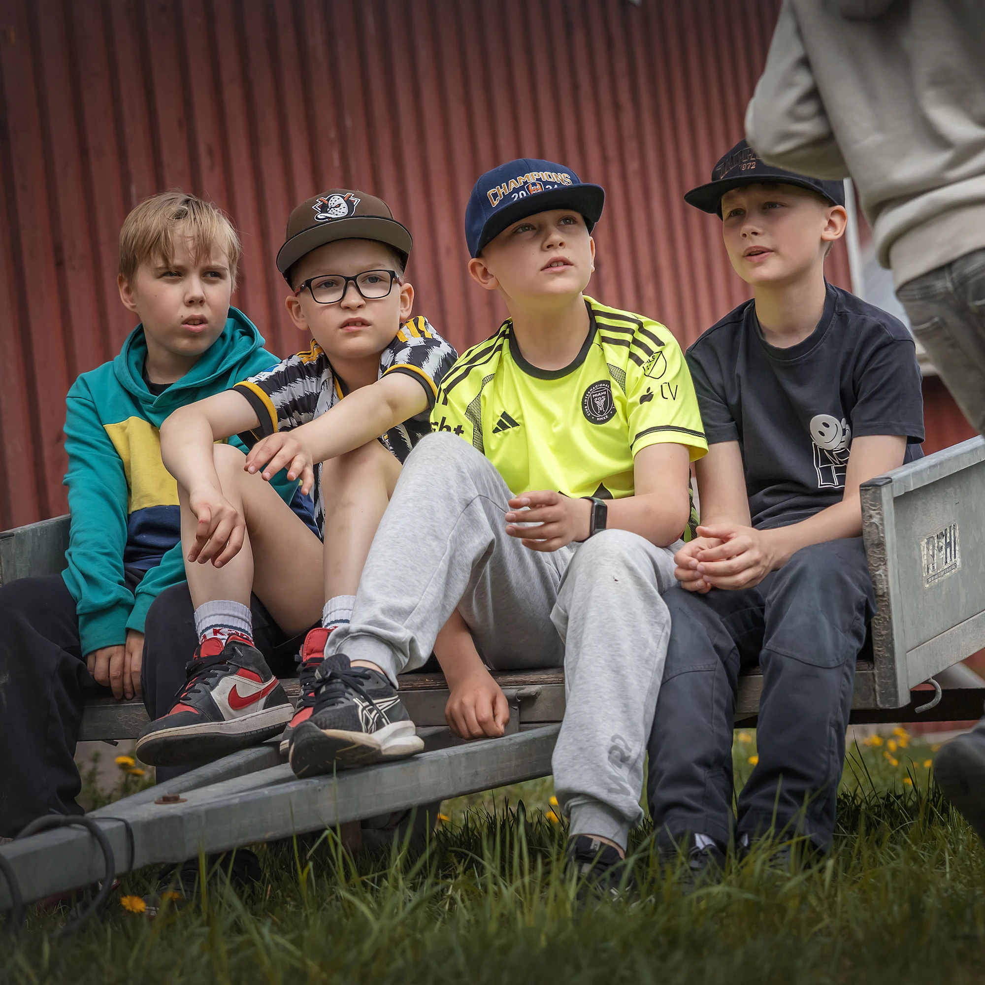 Otto Pöysti (vas.), Elmeri Rauhamaa, Samu Helavirta ja Niilo Kauppinen olivat maatilavierailulla erityisen kiinnostuneita lypsyrobotista. Robotti ei heidän mielestään tule kuitenkaan viemään kaikkia ihmisen töitä.