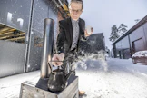 Ensimmäinen kamiina valmistui kolme päivää idean syntymisen jälkeen. Professori Juha Varis keitti sillä nokipannukahvit yliopiston pihalla.