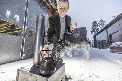 Ensimmäinen kamiina valmistui kolme päivää idean syntymisen jälkeen. Professori Juha Varis keitti sillä nokipannukahvit yliopiston pihalla.