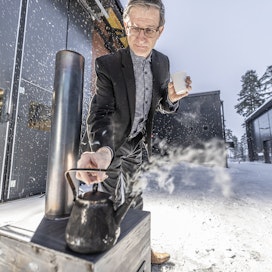 Ensimmäinen kamiina valmistui kolme päivää idean syntymisen jälkeen. Professori Juha Varis keitti sillä nokipannukahvit yliopiston pihalla.