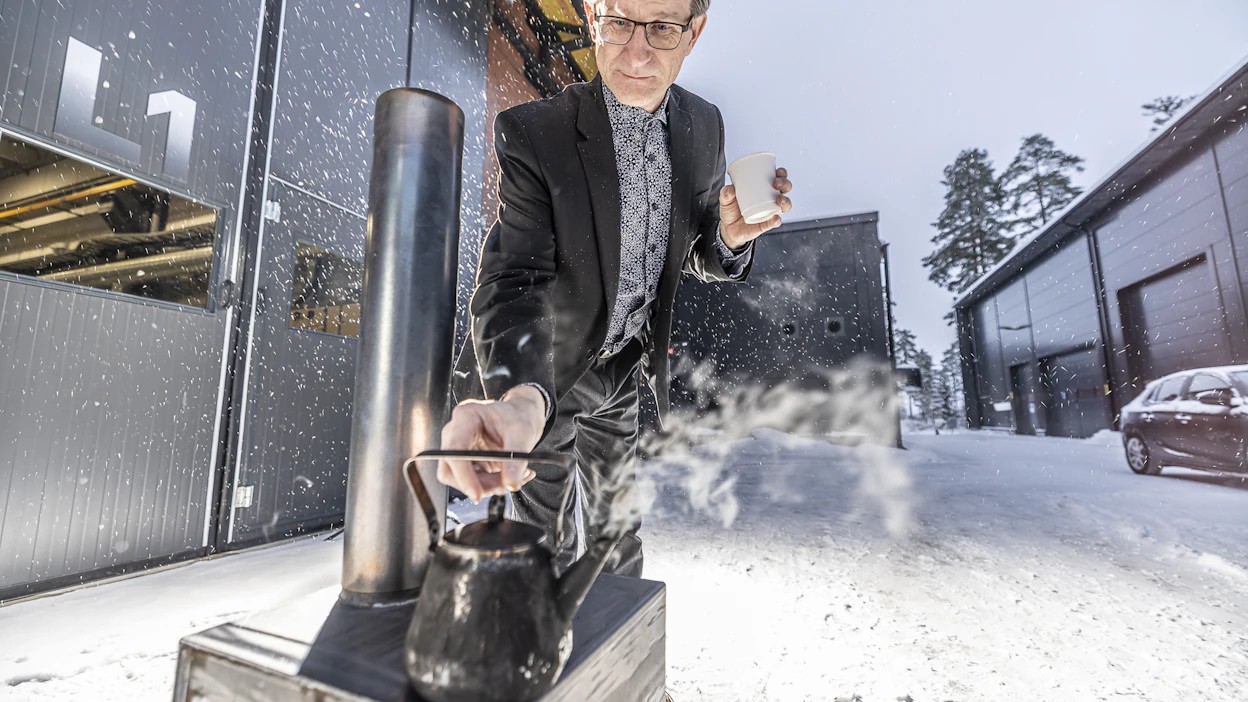 Ensimmäinen kamiina valmistui kolme päivää idean syntymisen jälkeen. Professori Juha Varis keitti sillä nokipannukahvit yliopiston pihalla.