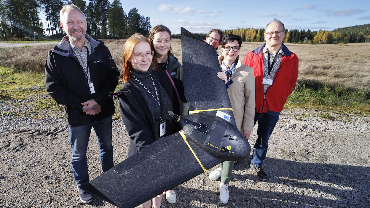 Saarijärven Tarvaalassa toimivan JAMKin Biotalousinsituutin johtava tutkija Hannu Haapala, viestintäsuunnittelija Milla Pohjola, projektipäällikkö Tapani Sauranen, johtaja Minna Lappalainen, POKEn koulutusjohtaja Pekka Janhonen sekä eBee X -dronea pitelevä agrologiopiskelija Iida Appelgren uskovat älykkääseen maatalouteen.