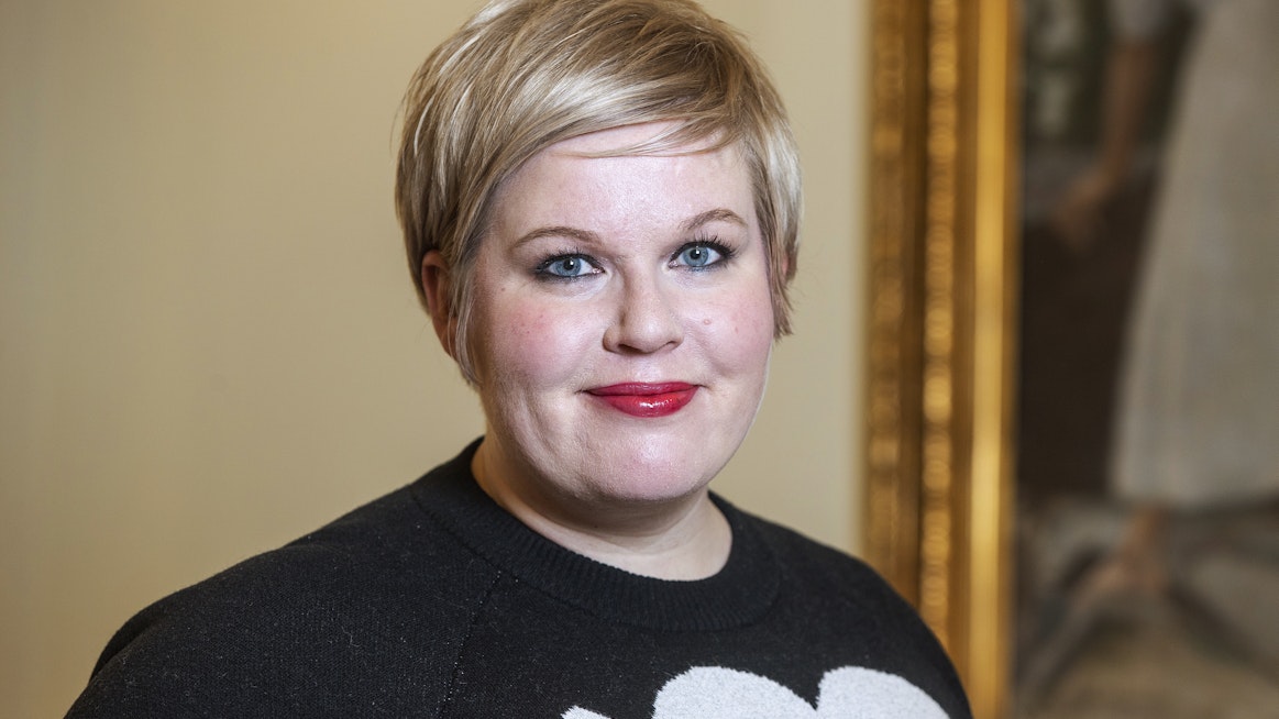 Valtiovarainministeri Annika Saarikon mukaan ylimääräinen lapsilisä tukisi lapsiperheitä, joita ruuan, energian ja liikkumisen hinnanousu on koetellut.