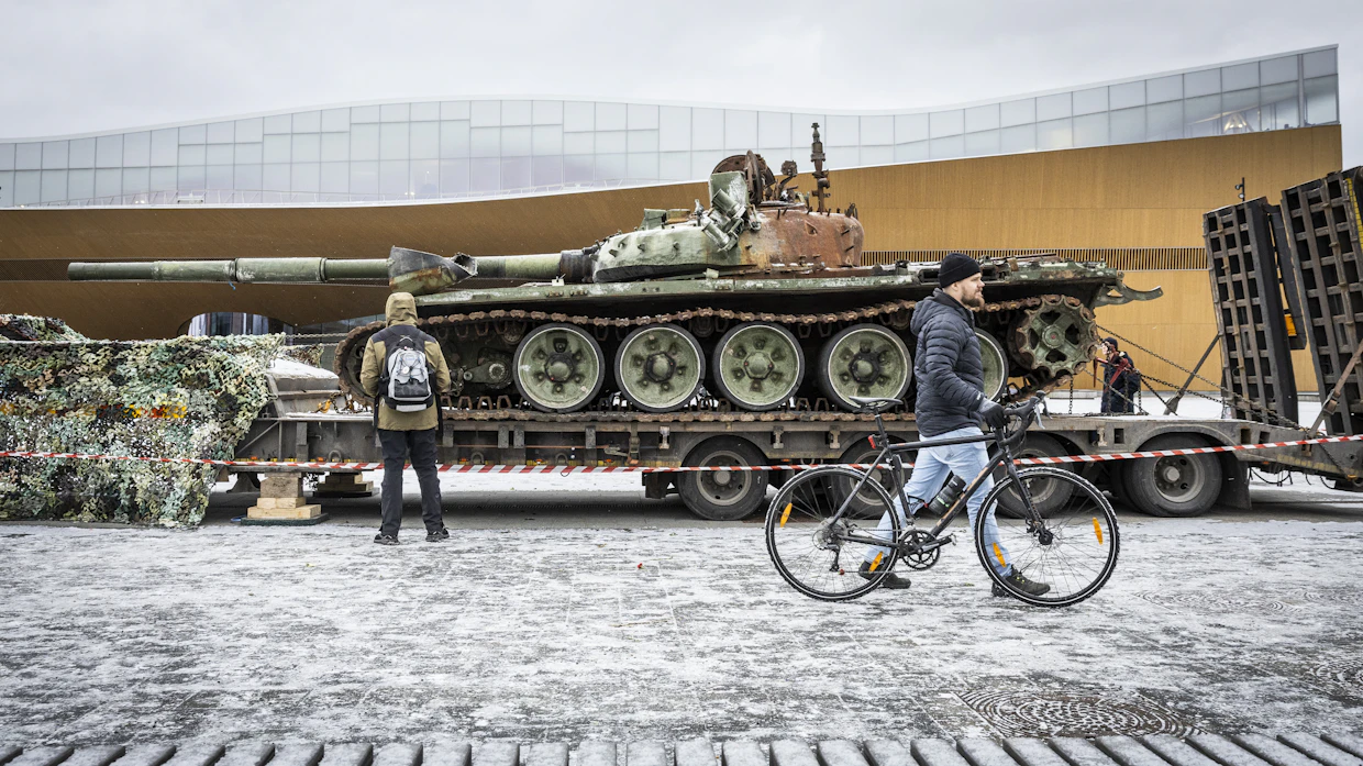 Helsingin Kansalaistorille ilmestyi marraskuussa panssarivaunu mallia T-72B3. Ukrainassa tuhoutuneen vaunun tornissa näkyy palamisen jälkiä.
