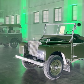 Land Roverin valmistus alkoi vuonna 1948 ja suurin osa niistä on edelleen liikenteessä. Kuvan etualan auto on tuota ensimmäistä erää.