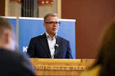 Pääministeri Petteri Orpo puhui kokoomuksen ministeriryhmän kesäkokouksessa Oulussa maanantaina. LEHTIKUVA / TIMO HEIKKALA. 
