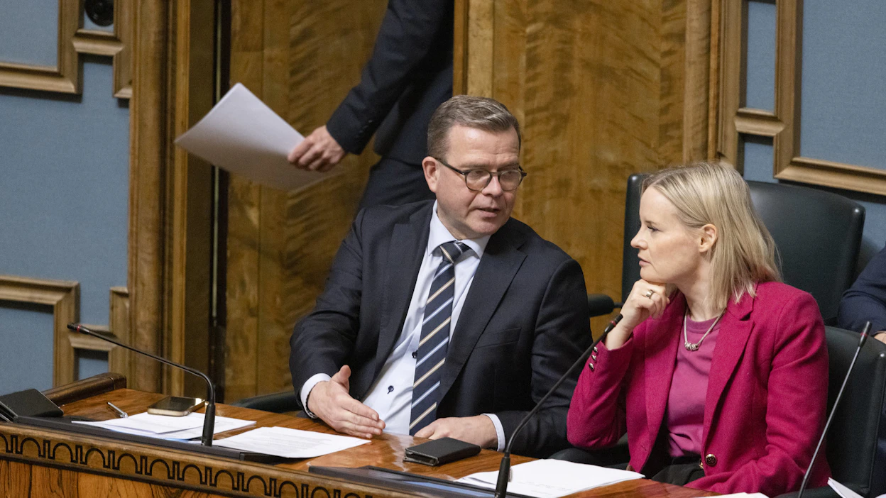 Pääministeri Petteri Orpo (kok.) ja valtiovarainministeri Rikka Purran (ps.) talouspolitiikassa painetaan jarrua ja kaasua samanaikaisesti. Leikkauksista ja verojen korotuksista huolimatta velkaa otetaan ensi vuonna yli 12 miljardia euroa.