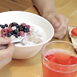 Lapset oppivat terveelliset ruokailutottumukset kun vanhemmat näyttävät kotona esimerkkiä.