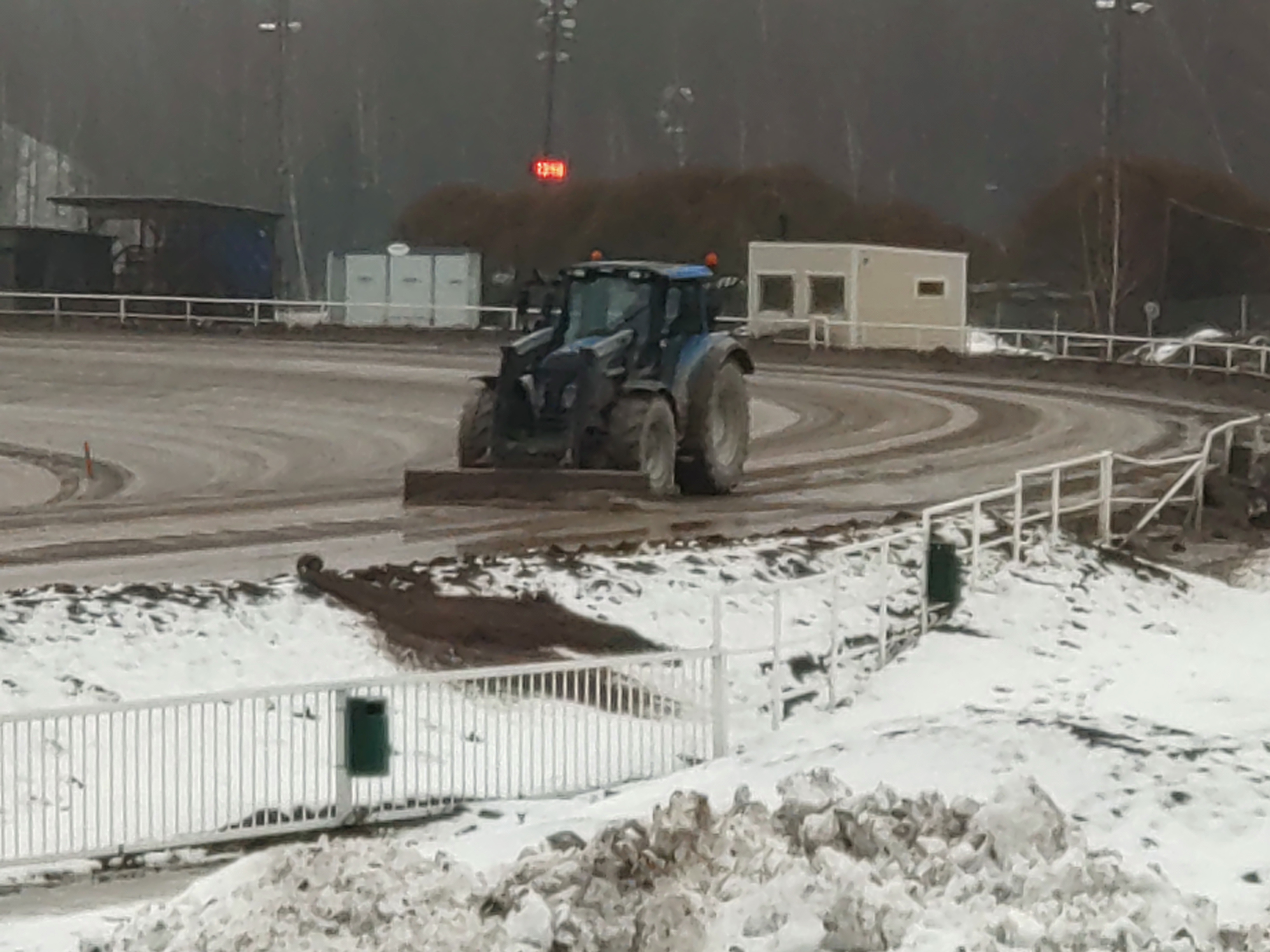 Vermo tarjoaa keskiviikkoillan raveissaan parhaimmillaankin likaiset olosuhteet. Noin kello 14 iltapäivällä radalla näytti tältä.