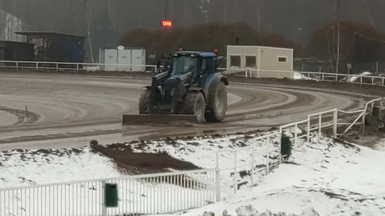 Vermo tarjoaa keskiviikkoillan raveissaan parhaimmillaankin likaiset olosuhteet. Noin kello 14 iltapäivällä radalla näytti tältä.