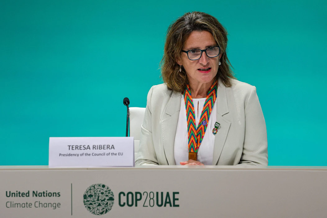Espanjan kolmas varapresidentti ja vihreästä siirtymästä vastaava ministeri Teresa Ribera ilmastokokouksessa Dubaissa. LEHTIKUVA/AFP.