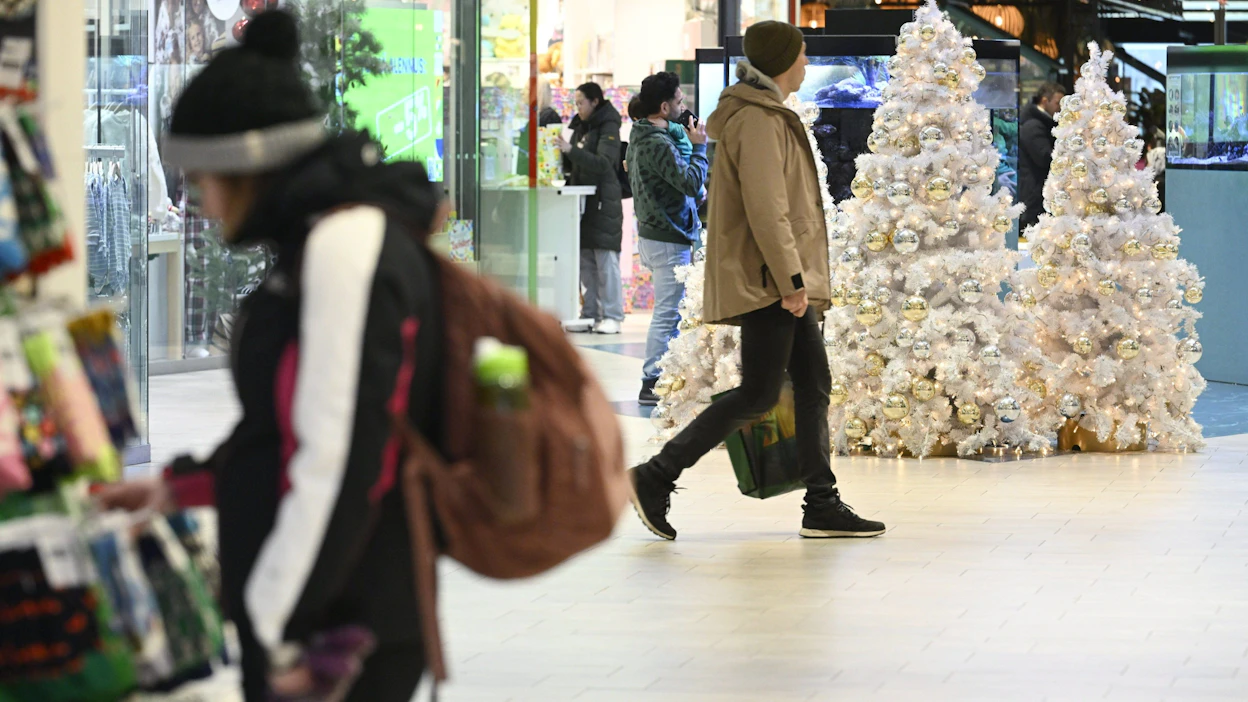 Kyselyn mukaan kotitaloudet aikovat käyttää jouluun tänä vuonna keskimäärin 460 euroa. Summa sisältää muun muassa lahjat, ruoat ja matkat. Kuva Espoon Isosta Omenasta vuodelta 2023. LEHTIKUVA / Heikki Saukkomaa.
