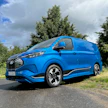 Ford E-Transit Custom on tyylikäs kokonaisuus. LED-valot ja LED-valonauha keulassa erottavat sähköversion dieselistä. Alle kahden metrin kokonaiskorkeus mahdollistaa pääsyn kaikkiin parkkihalleihin.