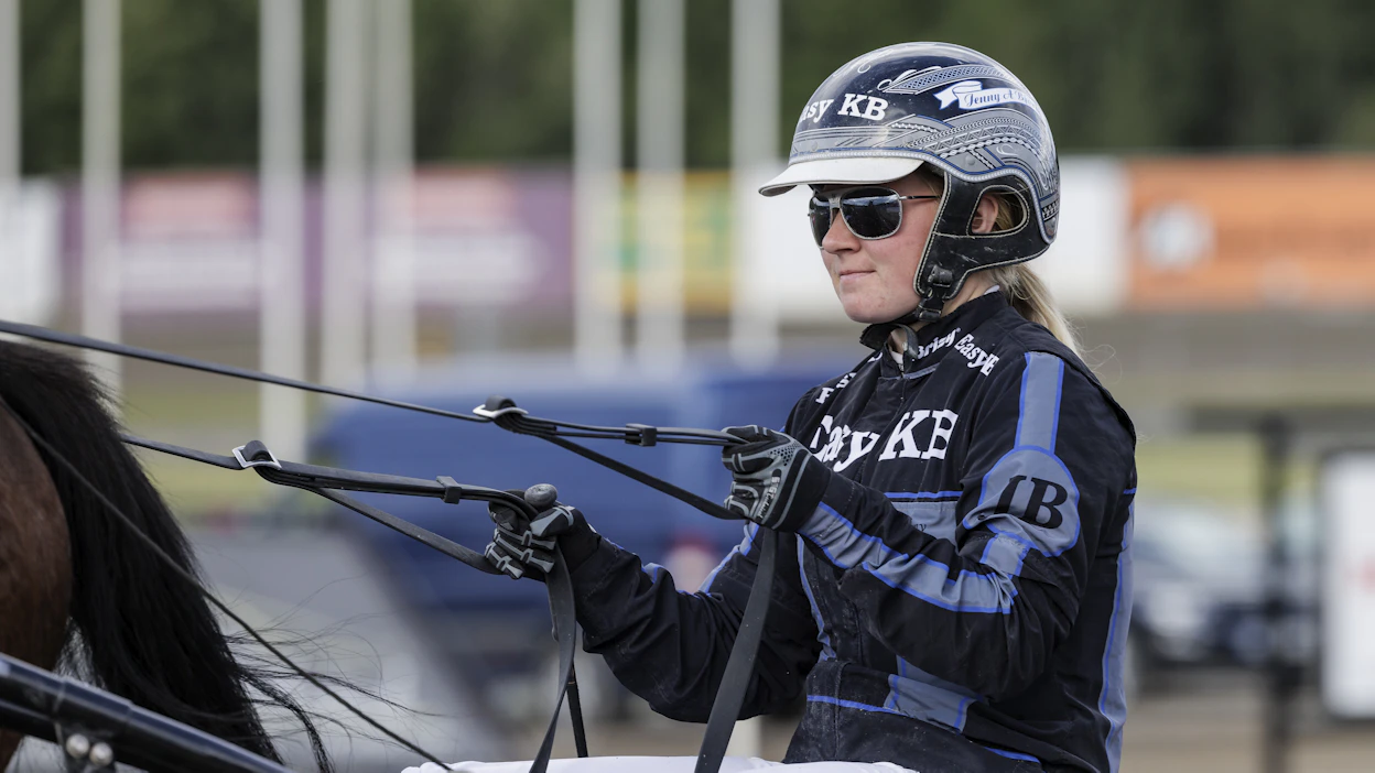 Jenny A Björk ajoi ensimmäistä kertaa kilpaa Ruotsin T75-lähdöissä jo 17-vuotiaana syksyllä 2012.