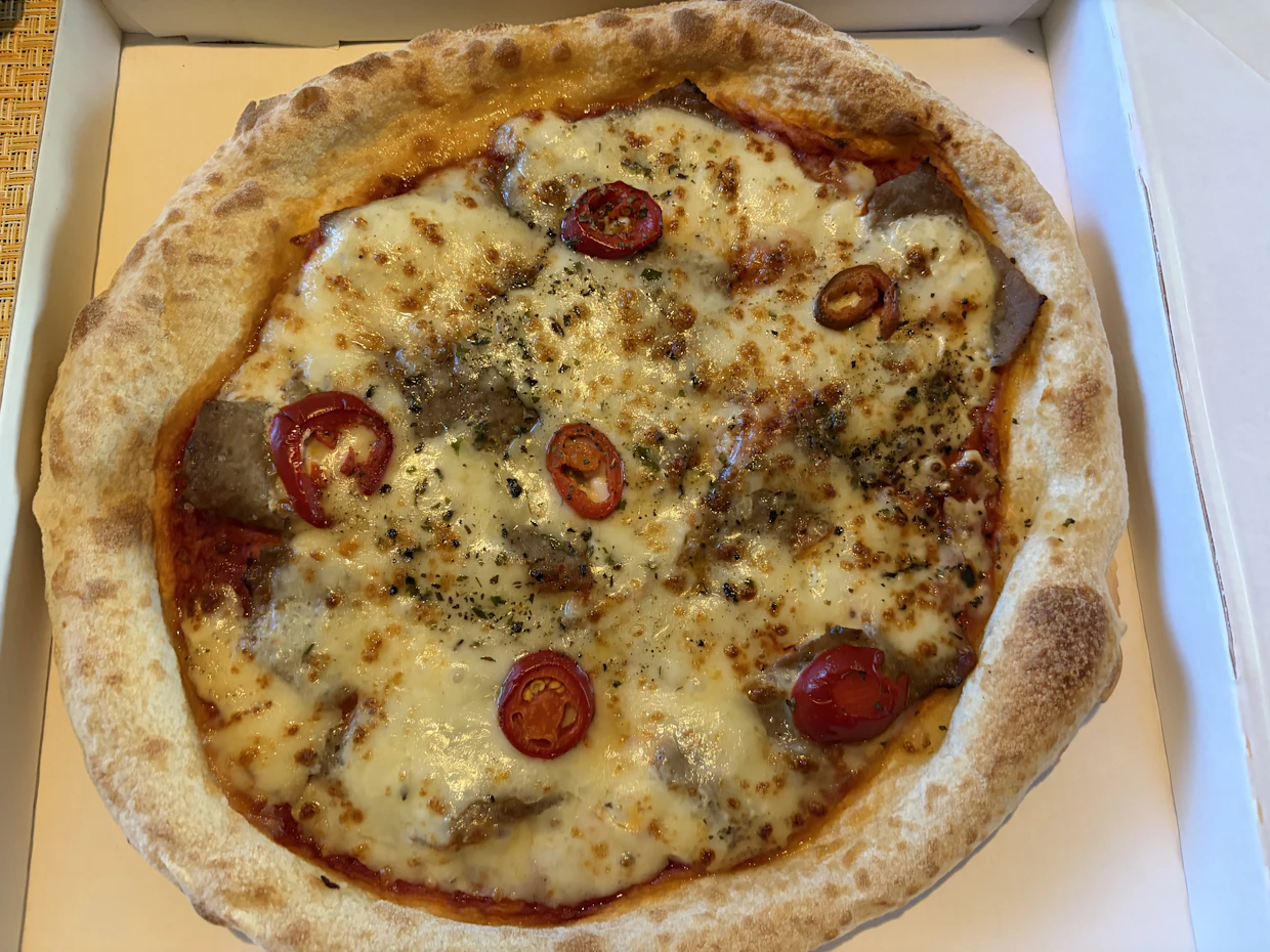 Kebab-pizza kuudella jalapeno-siivulla.