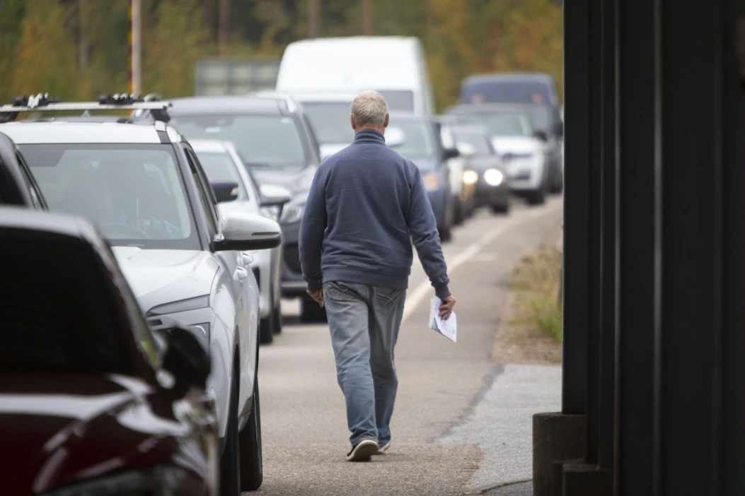 Valtioneuvoston viestintäosasto kertoi eilen, että tulossa oleva periaatepäätös rajoittaa "merkittävästi venäläisten kauttakulkua Suomen kautta muualle Schengen-alueelle sekä turistimatkailua Suomeen".