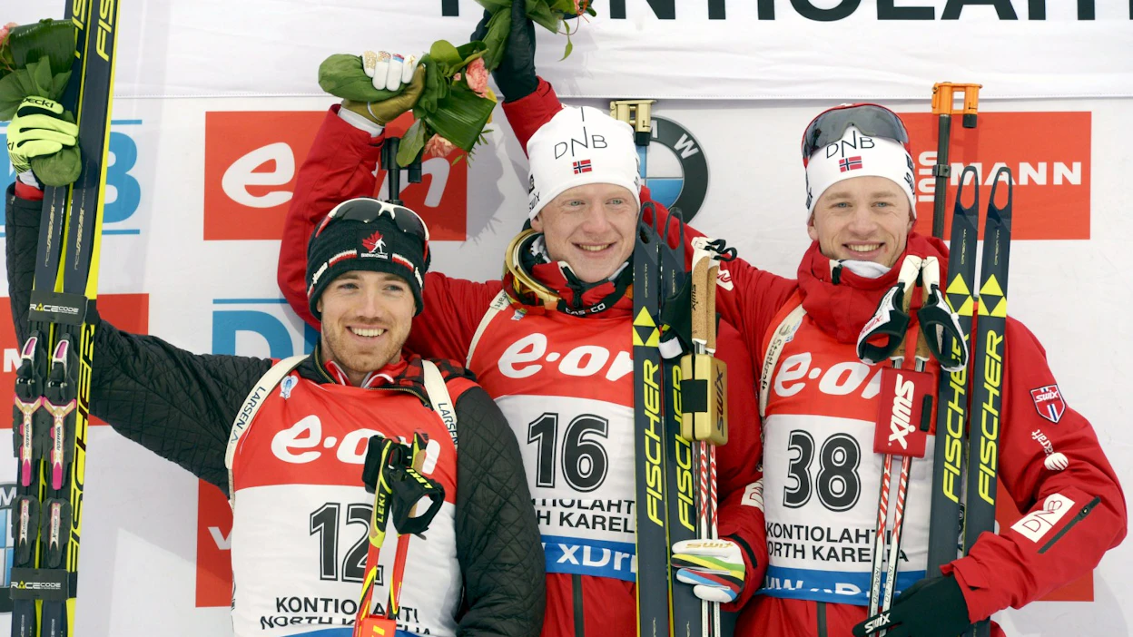 Kontiolahti on järjestänyt lajin MM-kilpailut aiemmin vuosina 1999 ja 2015. Kanadan Nathan Smith sekä Norjan Johannes Thingnes Bö ja Tarjei Bö kuvattiin vuonna 2015 miesten sprintin jälkeen. LEHTIKUVA / Markku Ulander.