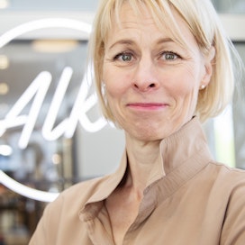 Alkon toimitusjohtaja Leena Laitinen pitää Alkon maksamaa rahavirtaa Suomelle tärkeänä myös valtionvelkatilanteessa. Alkon kautta tilitetään Suomen valtiolle erilaista alkoholiveroa noin miljardin verran, osinkoja maksettiin viime vuonna 40 miljoonaa euroa. 