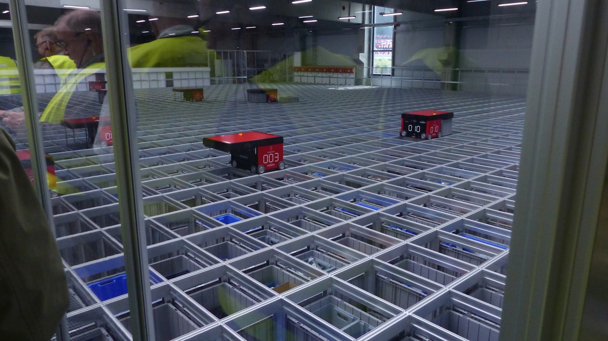 Autonomiset keruurobotit hakevat niille ohjelmoidut paikat, joissa osia sisältävät korit sijaitsevat ja asettavat ne kori-paikkoihin, josta hissi vie ne alas lähettämöön.