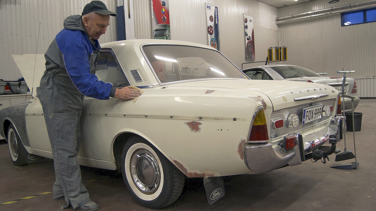 ”Tämä Ford Taunus on vuodelta 1966, ikää sillä on jo 58 vuotta. Koritöiden jälkeen elinikää tulee rutkasti lisää”, Valto Mikkola kertoo.