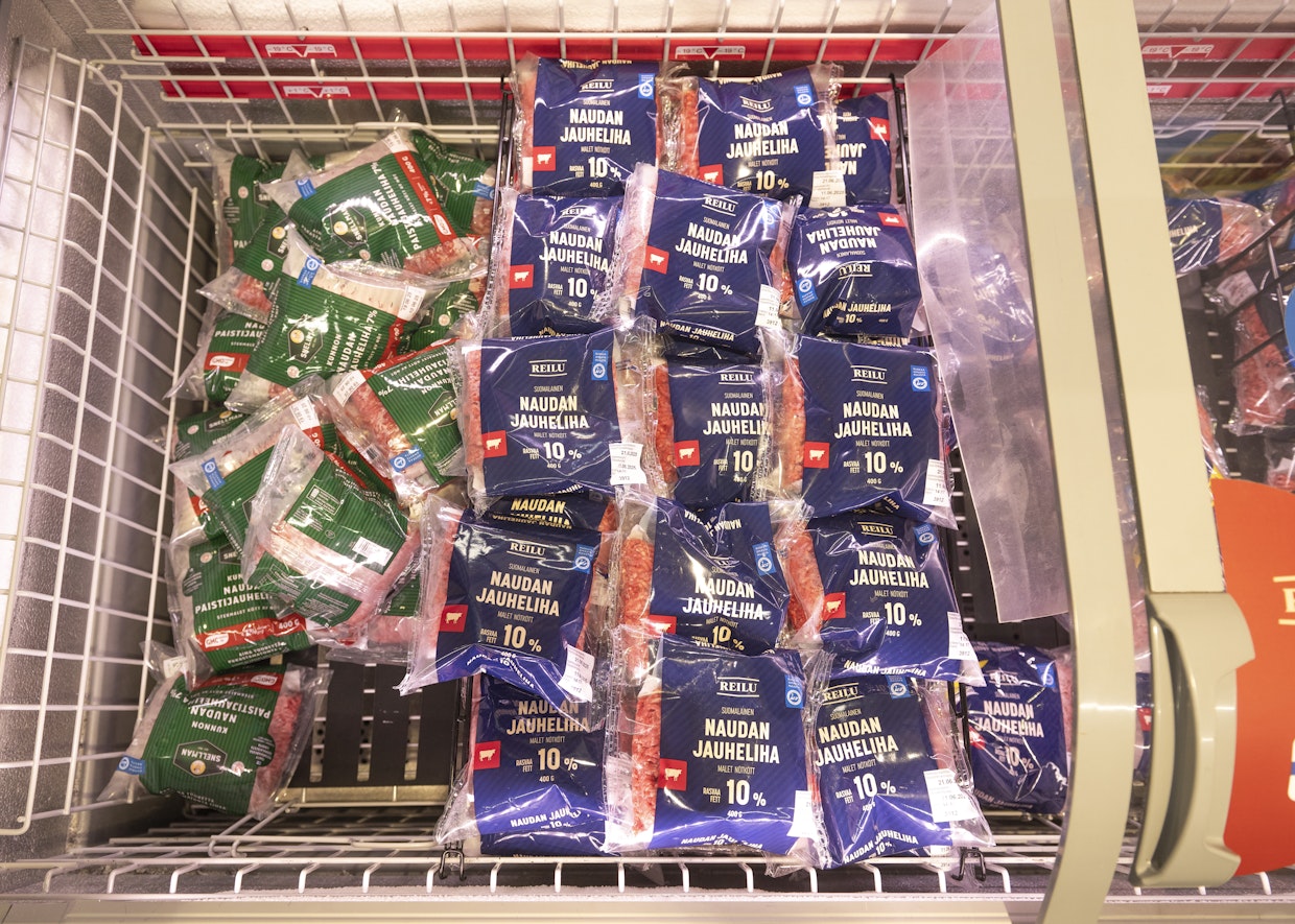 ”Lihansyöntiä ylläpitää ajatus, että yksilön ruokavaliota ei pidä rajoittaa, ja vastuu muutoksesta on jätetty kuluttajalle eikä yhteiskunnalle tai lainsäädännölle”, professorit toteavat.